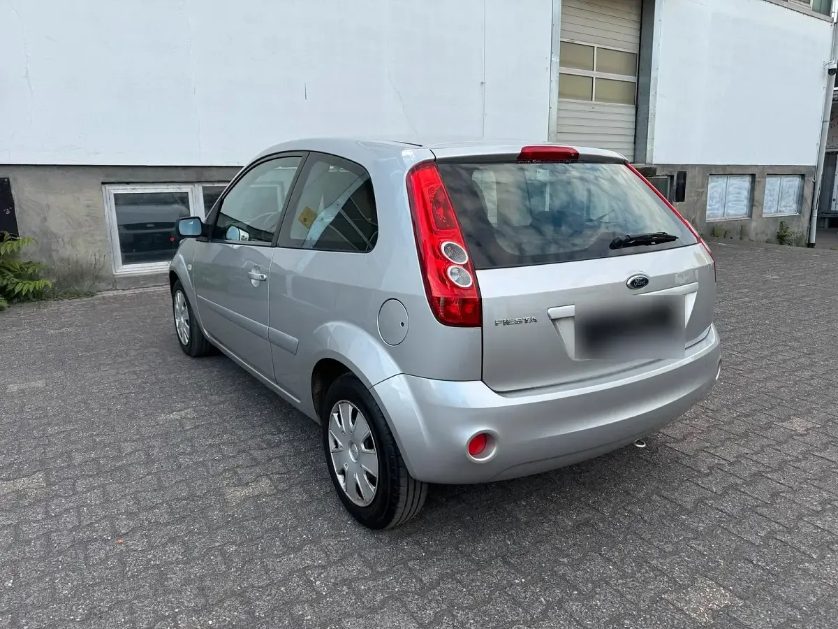 Gebraucht Ford Fiesta 60 PS (44 kW) 2007 Silber Kleinwagen