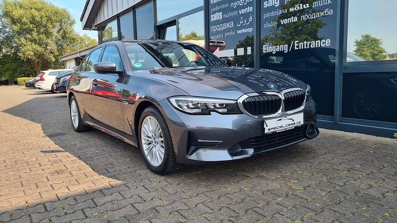 Grau Gebraucht 2022 BMW 320e Sport Line Limousine | 26.990 € (Guter Preis) - Bild 1/4