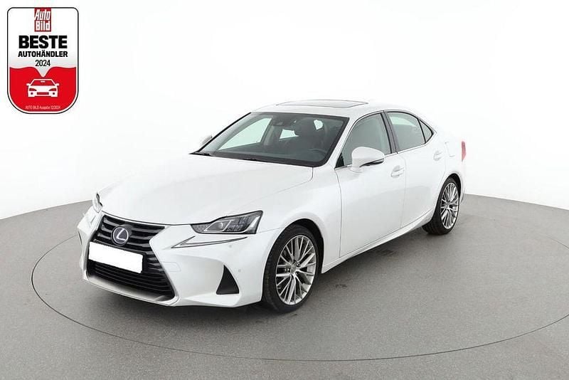 Weiß Gebraucht 2018 Lexus IS300h Luxury Line Limousine | 29.980 € (Teuer) - Bild 1/4