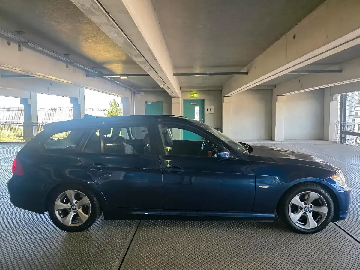 Gebraucht BMW 320 163 PS (119 kW) 2011 Blau Kombi