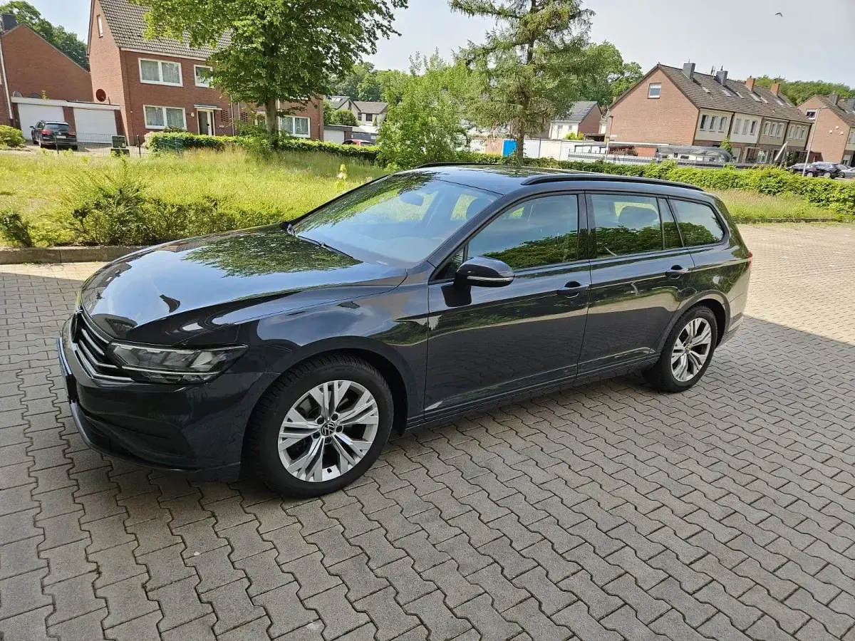 Gebraucht VW Passat 122 PS (89 kW) 2021 Grau Kombi