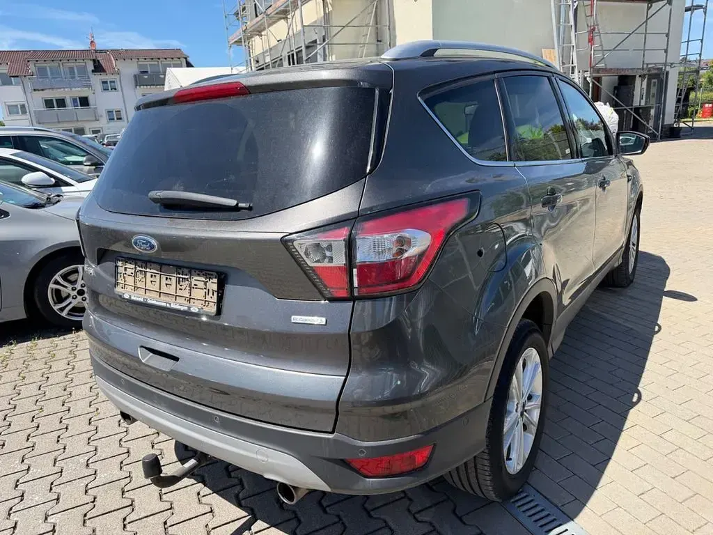 Gebraucht Ford Kuga Titanium 150 PS (110 kW) 2018 Grau SUV