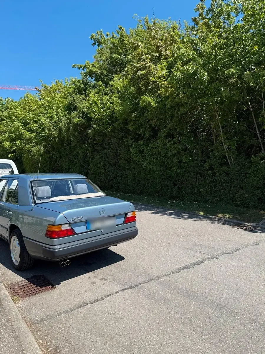 Używany Mercedes E230 132 KM (97 kW) 1987 Niebieski Sedan/Limuzyna