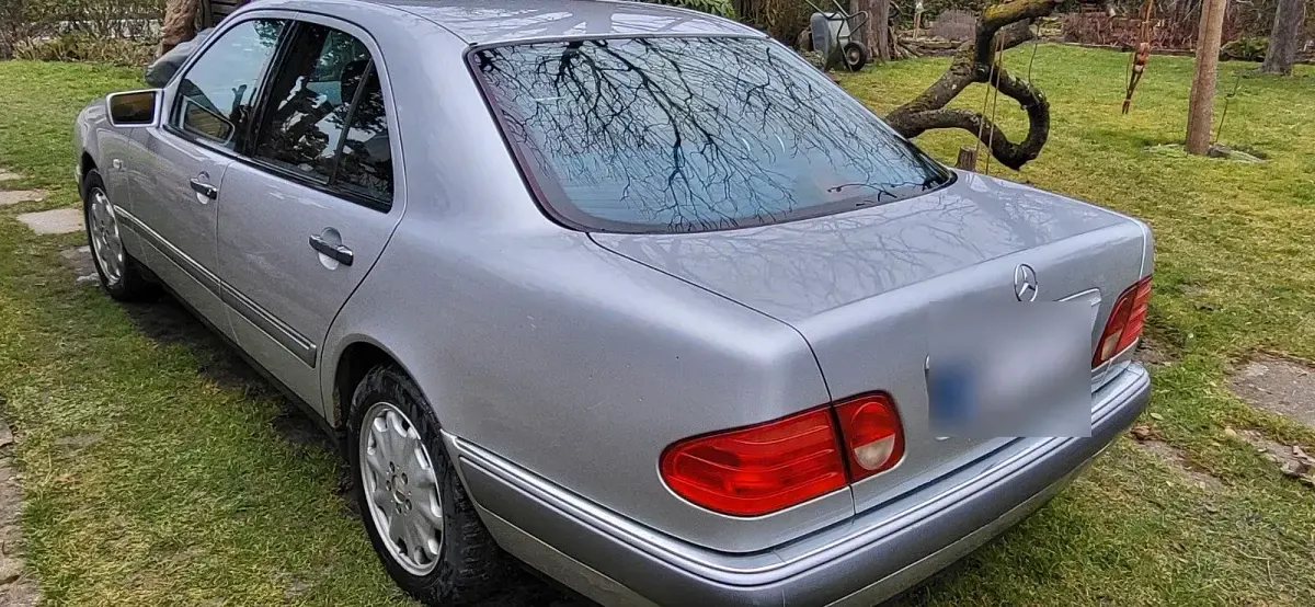 Brugt Mercedes E280 204 HK (150 kW) 1998 Sølv Sedan