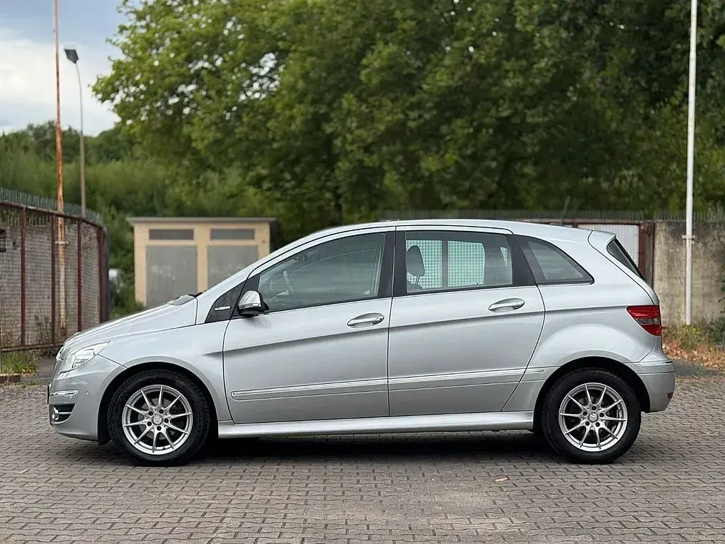 Gebraucht Mercedes B180 116 PS (85 kW) 2009 Silber Van / Kleinbus