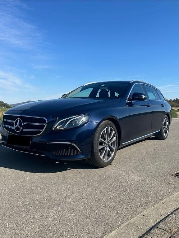 Second-hand Mercedes E220 194 CP (142 kW) 2019 Albastru Berlinǎ