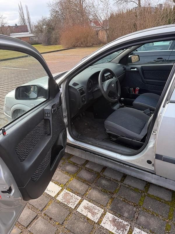 Gebraucht Opel Astra 101 PS (74 kW) 2002 Silber Limousine