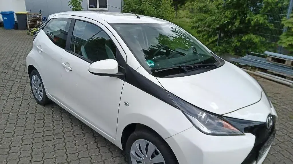 Second-hand Toyota Aygo X-play 69 CP (50 kW) 2015 Alb Hatchback