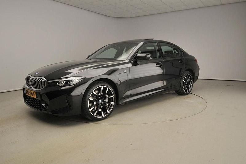 Schwarz Gebraucht 2025 BMW 330e M Sport Limousine | 44.899 € (Superpreis) - Bild 1/4