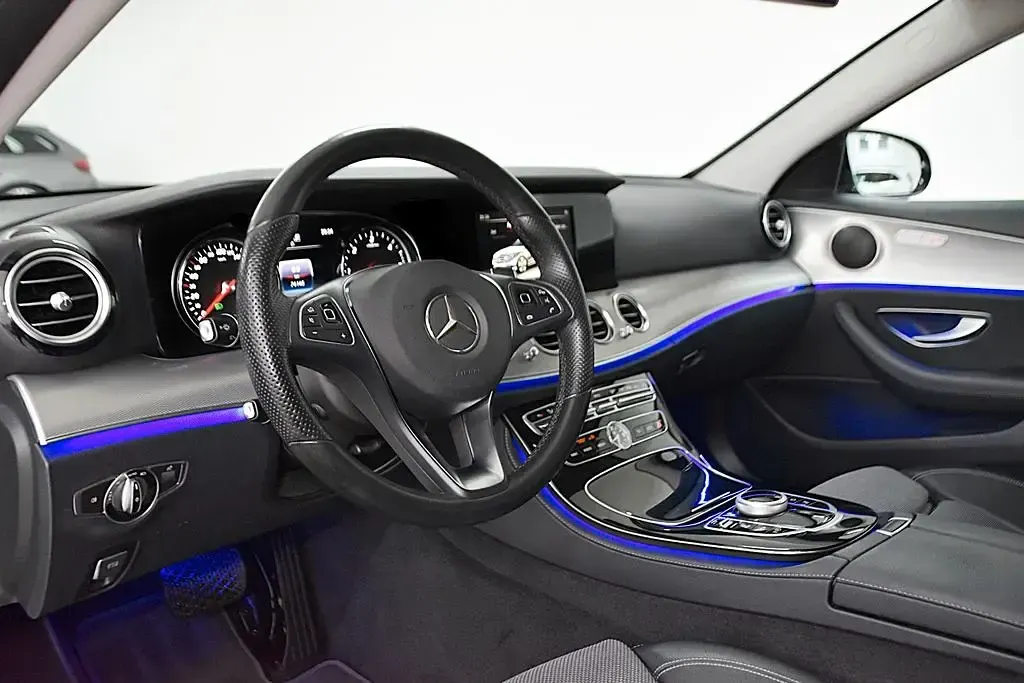 Używany Mercedes E220 Avantgarde 194 KM (142 kW) 2017 Czarny Sedan/Limuzyna