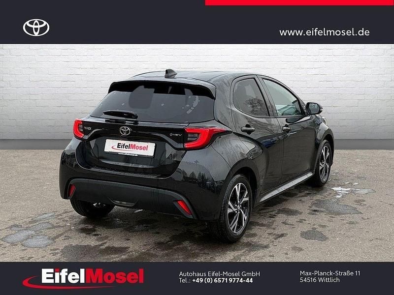 Neu Toyota Yaris Hybrid Comfort 116 PS (85 kW) 2025 Schwarz Limousine