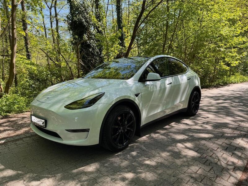 Weiß Gebraucht 2023 Tesla Model Y Long Range SUV | 36.900 € (Guter Preis) - Bild 1/3