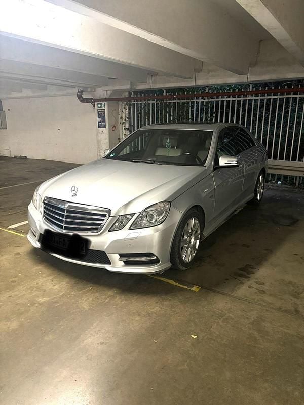 Silber Gebraucht 2012 Mercedes E350 Avantgarde Limousine | 11.200 € (Superpreis) - Bild 1/4