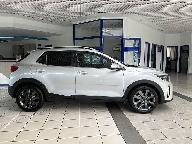 Silber Gebraucht 2022 Kia Stonic Spirit SUV | 17.490 € (Guter Preis) - Bild 1/4