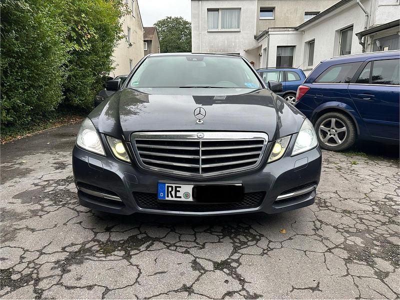 Grau Gebraucht 2011 Mercedes E250 Limousine | 6.900 € (Fairer Preis) - Bild 1/4