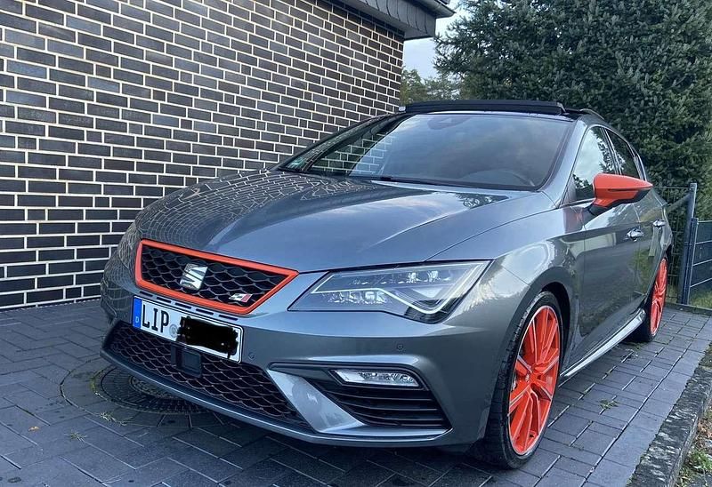 Grau Gebraucht 2018 Cupra Leon Kleinwagen | 26.499 € (Etwas zu teuer) - Bild 1/4