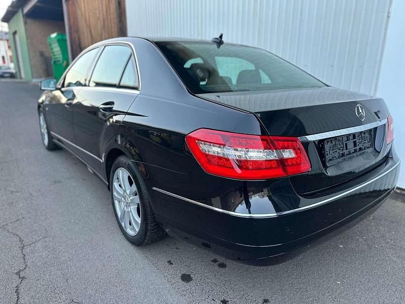 Gebraucht Mercedes E220 170 PS (125 kW) 2011 Obsidianschwarz Limousine