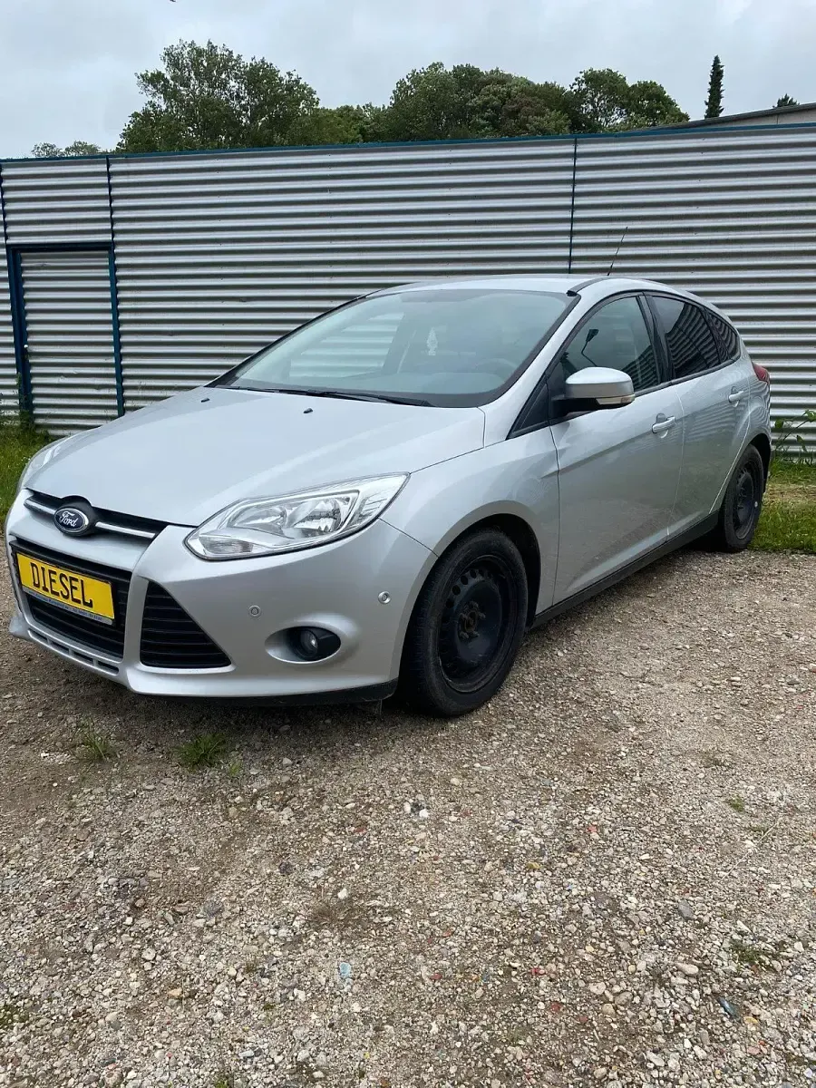 Gebraucht Ford Focus Trend 140 PS (102 kW) 2013 Grau Limousine