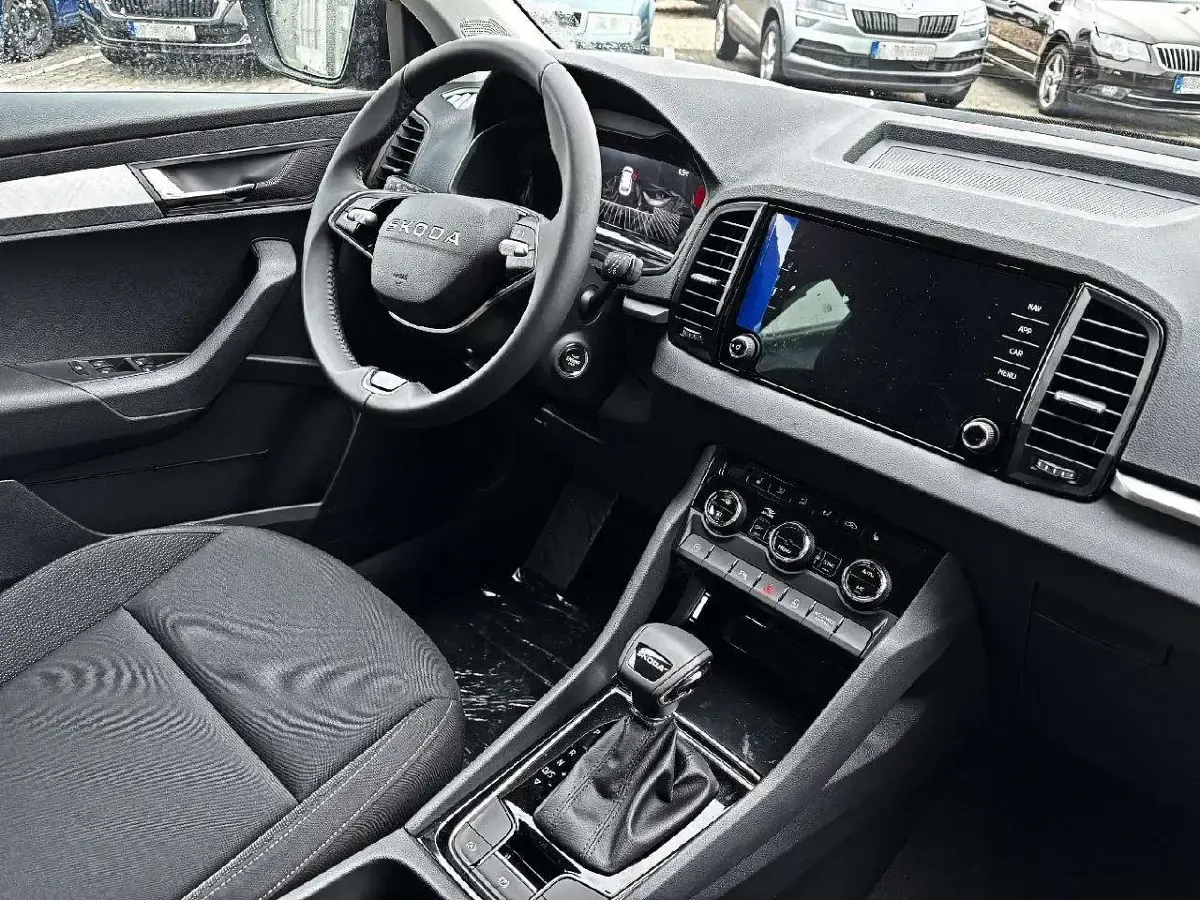Neu Skoda Karoq Selection 150 PS (110 kW) 2025 Schwarzmagic perleffekt SUV