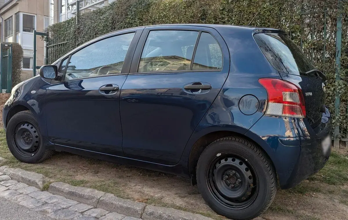 Gebraucht Toyota Yaris 69 PS (50 kW) 2011 Blau Kleinwagen