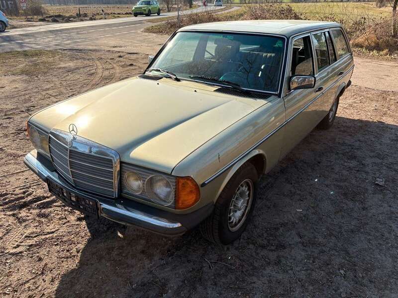 Grün Gebraucht 1988 Mercedes E230 Kombi | 15.990 € - Bild 1/4