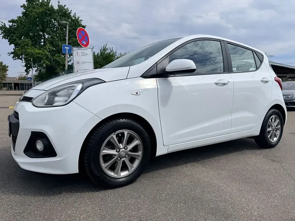 Gebraucht Hyundai i10 Trend 87 PS (63 kW) 2016 Weiß Kleinwagen