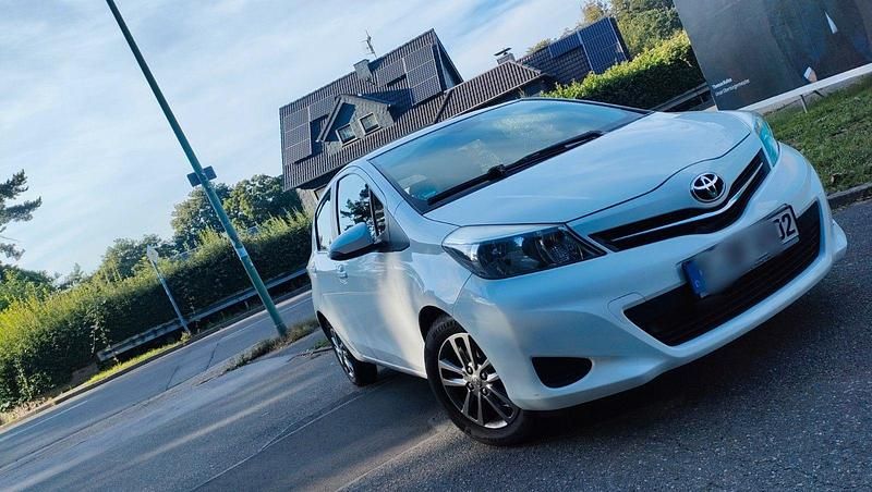 Weiß Gebraucht 2014 Toyota Yaris Edition Kleinwagen | 7.500 € (Fairer Preis) - Bild 1/4