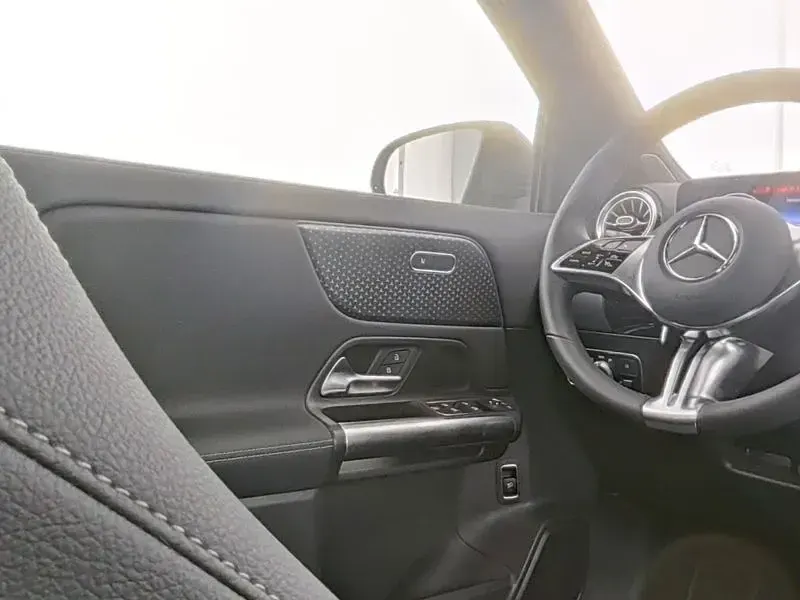 Gebraucht Mercedes EQA300 Advanced 167 kW (228 PS) 2025 Grau SUV