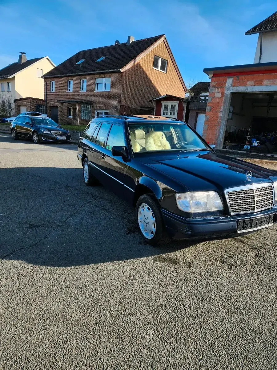 Używany Mercedes E280 193 KM (141 kW) 1995 Niebieski Kombi