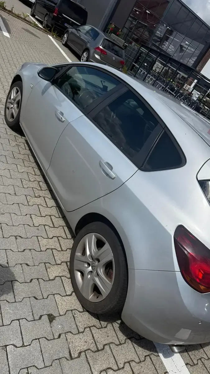 Usata Opel Astra 125 CV (91 kW) 2012 Argento Berlina