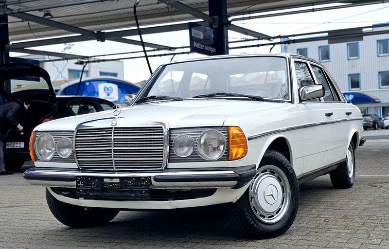 Gebraucht Mercedes 200 109 PS (80 kW) 1982 Weiß Limousine