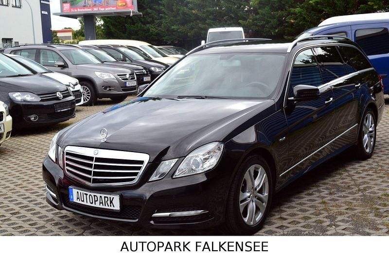 Schwarz Gebraucht 2012 Mercedes E200 Avantgarde Kombi | 6.999 € (Guter Preis) - Bild 1/4