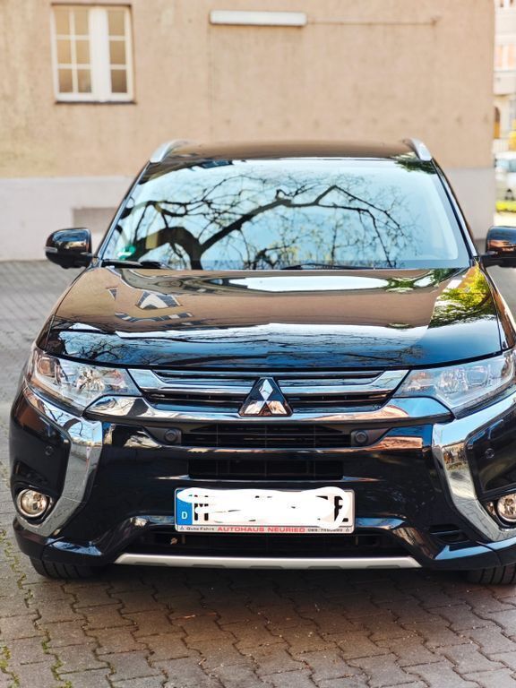 Schwarz Gebraucht 2016 Mitsubishi Outlander P-HEV Plus SUV | 16.200 € (Fairer Preis) - Bild 1/4