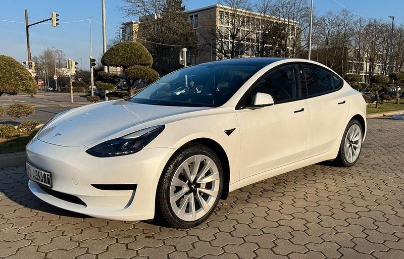Weiß Gebraucht 2022 Tesla Model 3 Standard Range Plus Limousine | 25.400 € (Fairer Preis) - Bild 1/4