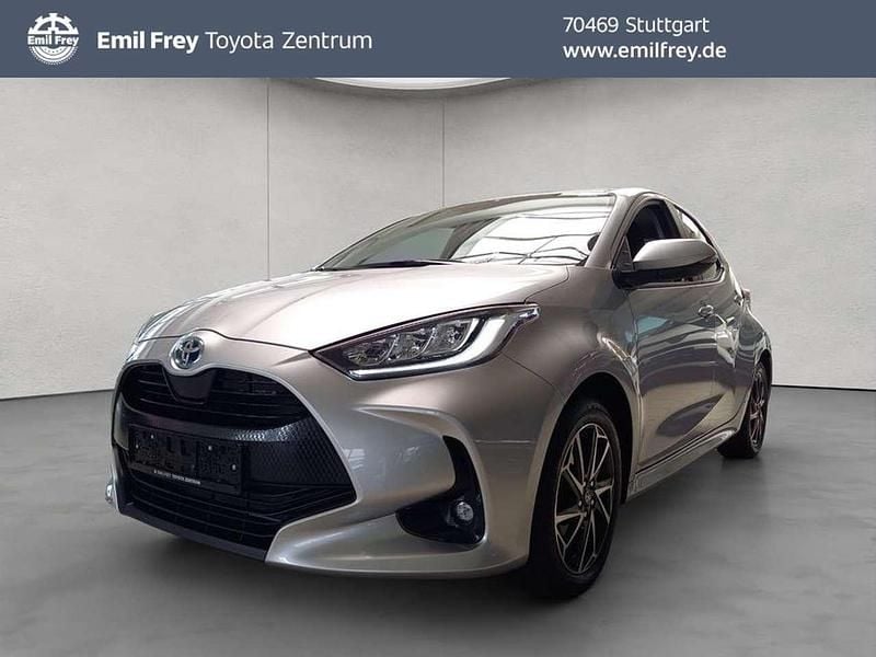 Shimmering silver metallic Gebraucht 2023 Toyota Yaris Hybrid Basis Kleinwagen | 21.850 € (Fairer Preis) - Bild 1/4