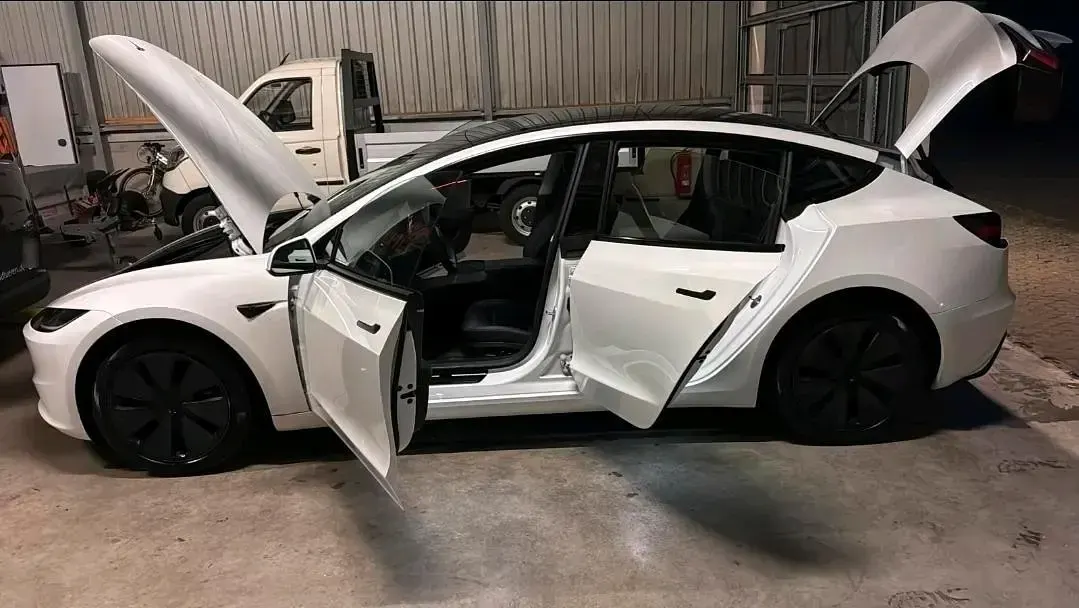 Gebraucht Tesla Model 3 RWD 208 kW (283 PS) 2025 Weiß Limousine