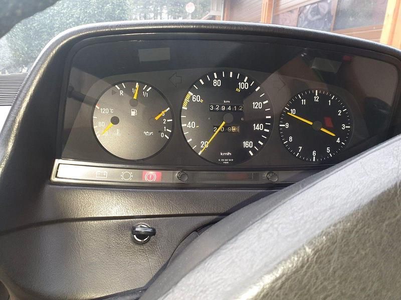 Gebraucht Mercedes 200 82 PS (60 kW) 1982 Rot Limousine