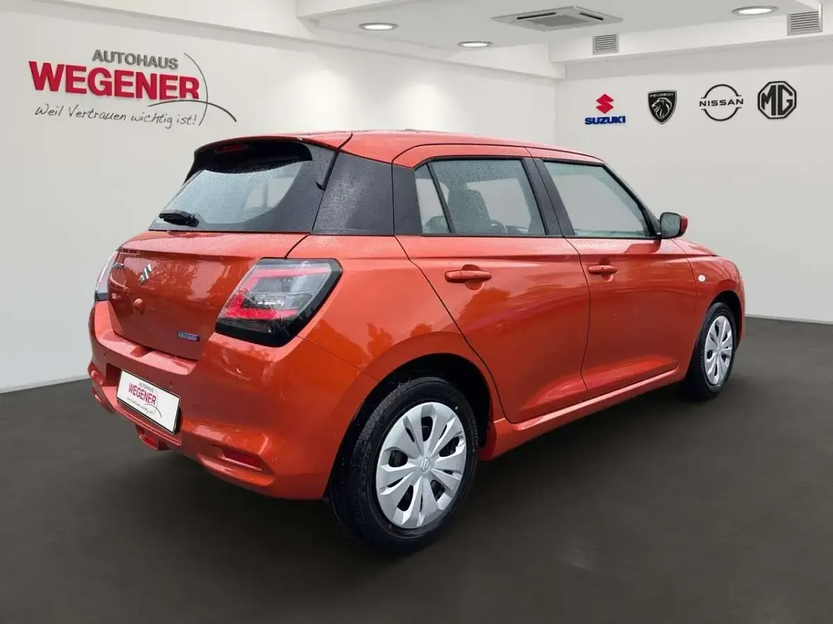 Neu Suzuki Swift Club 82 PS (60 kW) 2026 Flame orange pearl metallic Kleinwagen