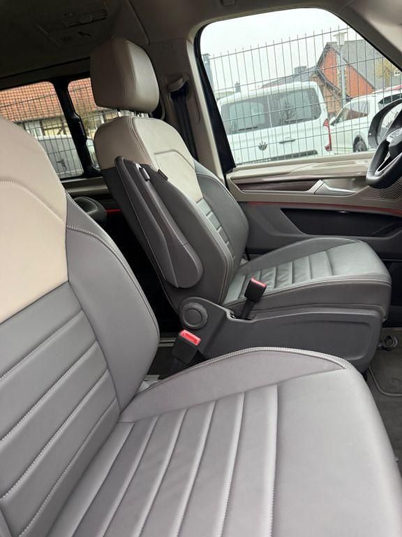 Second-hand VW Multivan Style 150 CP (110 kW) 2025 Negru Monovolum