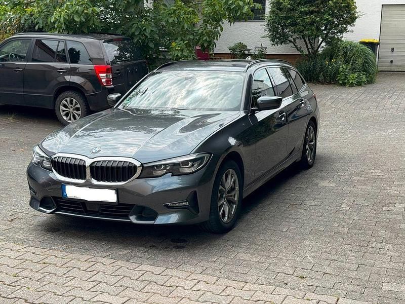 Grau Gebraucht 2020 BMW 330 Sport Line Kombi | 28.900 € (Guter Preis) - Bild 1/4