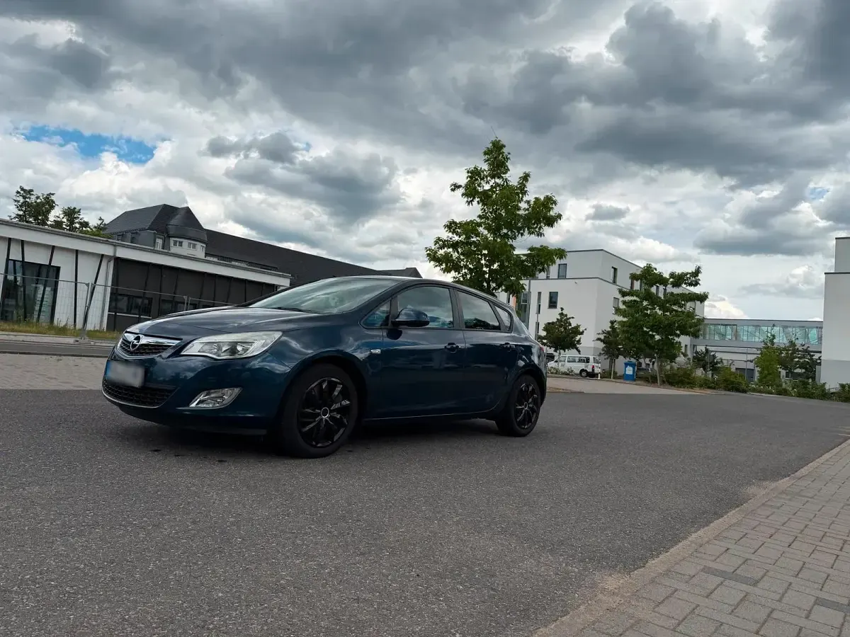 Gebraucht Opel Astra 140 PS (102 kW) 2011 Blau Kleinwagen