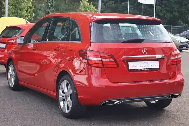 Gebraucht Mercedes B200 Urban 156 PS (114 kW) 2017 Rot Kleinwagen