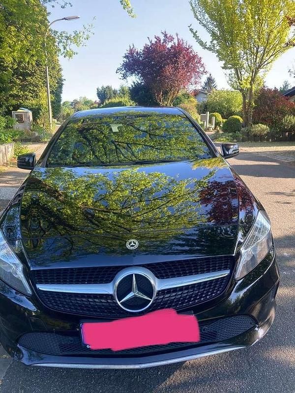 Schwarz Gebraucht 2018 Mercedes A180 Style Limousine | 16.000 € (Etwas zu teuer) - Bild 1/4