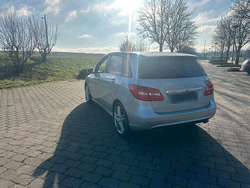 Gebraucht Mercedes B250 211 PS (155 kW) 2013 Silber Van / Kleinbus