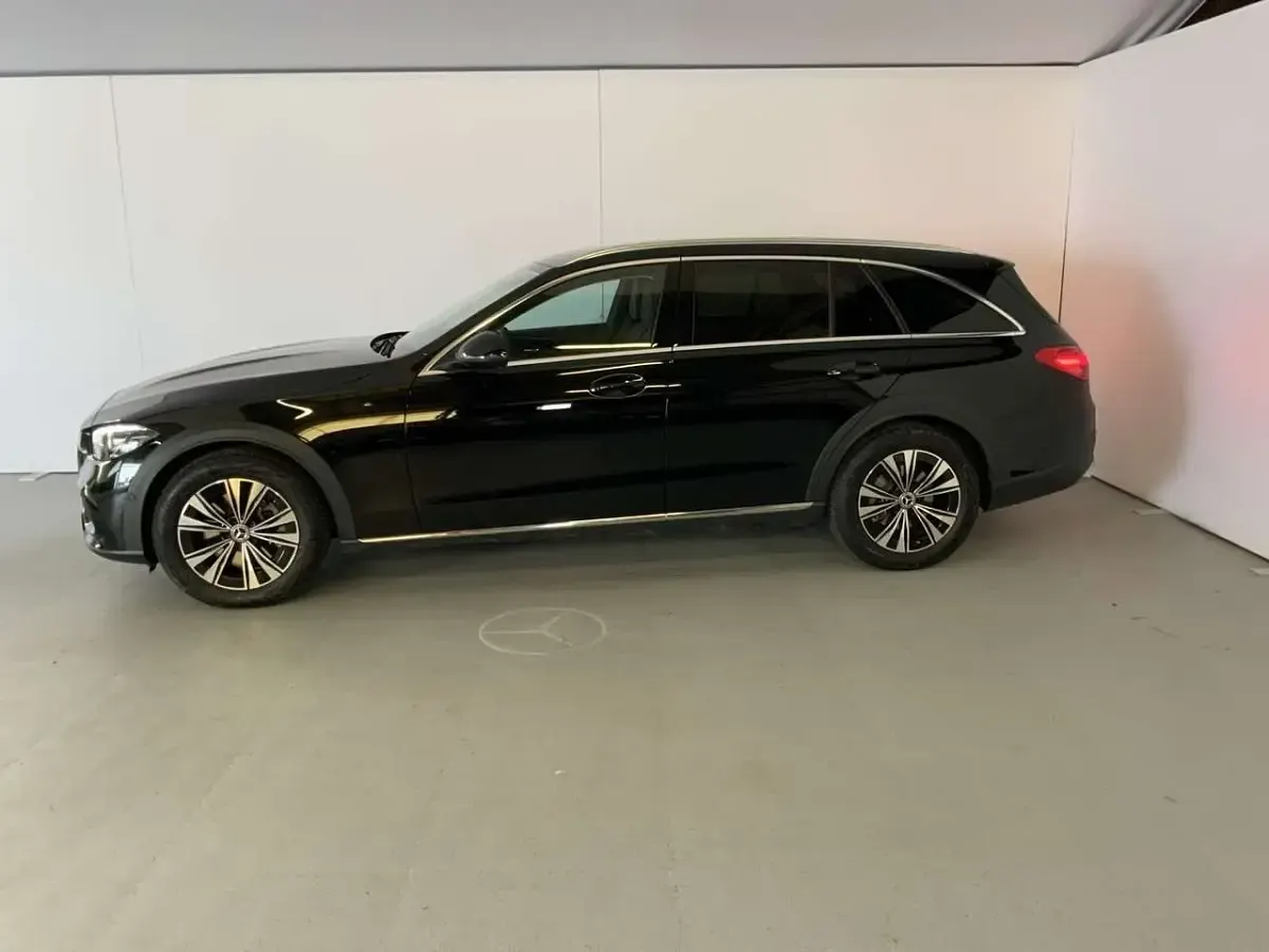 Gebraucht Mercedes C220 200 PS (147 kW) 2023 Unilack schwarz Limousine
