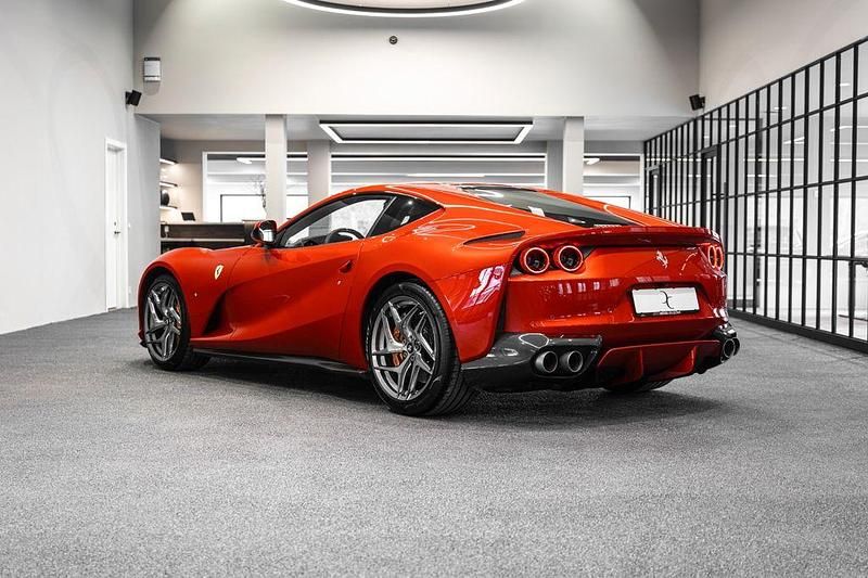Second-hand Ferrari 812 799 CP (587 kW) 2024 Roșu