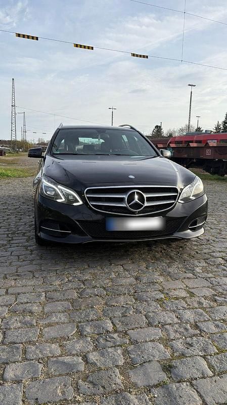 Schwarz Gebraucht 2016 Mercedes E350 Avantgarde Kombi | 14.870 € (Fairer Preis) - Bild 1/4