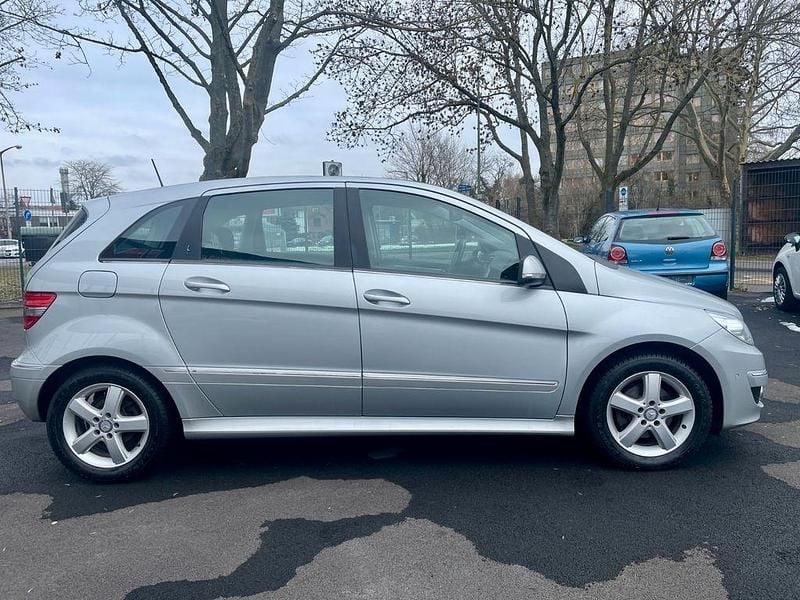 Gebraucht Mercedes B180 109 PS (80 kW) 2011 Silber Van / Kleinbus