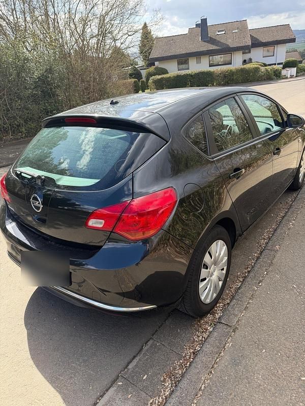 Gebraucht Opel Astra 116 PS (85 kW) 2014 Schwarz Limousine