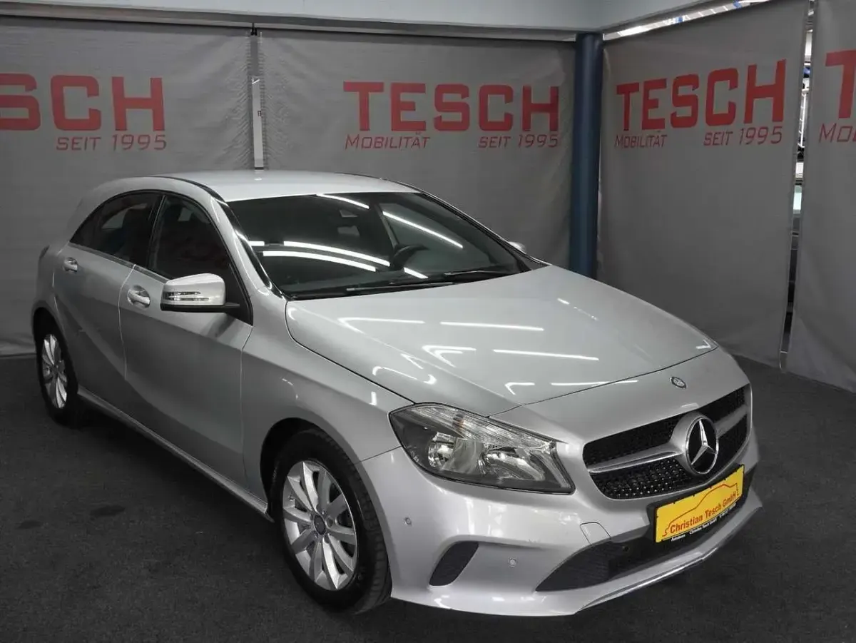 Gebraucht Mercedes A180 Style 122 PS (89 kW) 2016 Silber Limousine